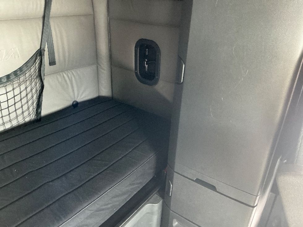 Sleeper Tractor-Heavy Duty Tractors-Freightliner-2022-T12664ST-Calgary-AB-935,621\n\t\tkm-$ 82,250 - Image 17