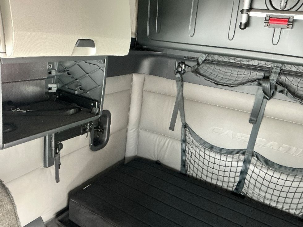 Sleeper Tractor-Heavy Duty Tractors-Freightliner-2022-T12664ST-Calgary-AB-935,621\n\t\tkm-$ 82,250 - Image 18