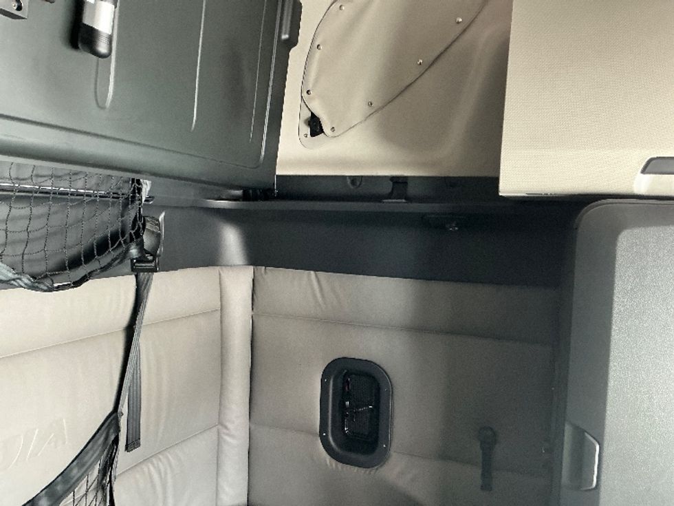 Sleeper Tractor-Heavy Duty Tractors-Freightliner-2022-T12664ST-Calgary-AB-935,621\n\t\tkm-$ 82,250 - Image 19