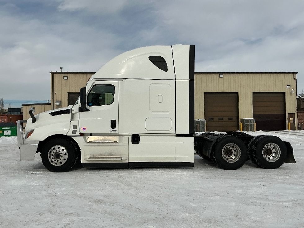Sleeper Tractor-Heavy Duty Tractors-Freightliner-2022-T12664ST-Calgary-AB-935,621\n\t\tkm-$ 82,250 - Image 4