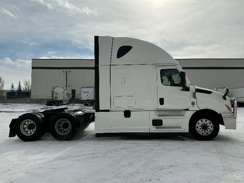Sleeper Tractor-Heavy Duty Tractors-Freightliner-2022-T12664ST-Calgary-AB-935,621\n\t\tkm-$ 82,250 - Image 8