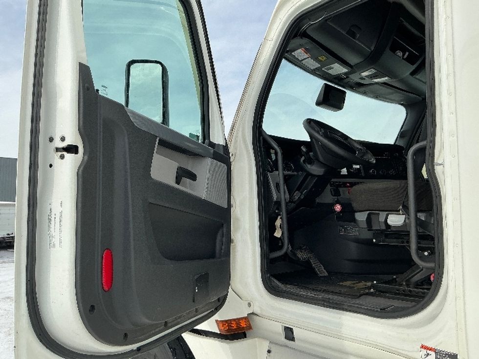 Sleeper Tractor-Heavy Duty Tractors-Freightliner-2022-T12664ST-Calgary-AB-935,621\n\t\tkm-$ 82,250 - Image 9