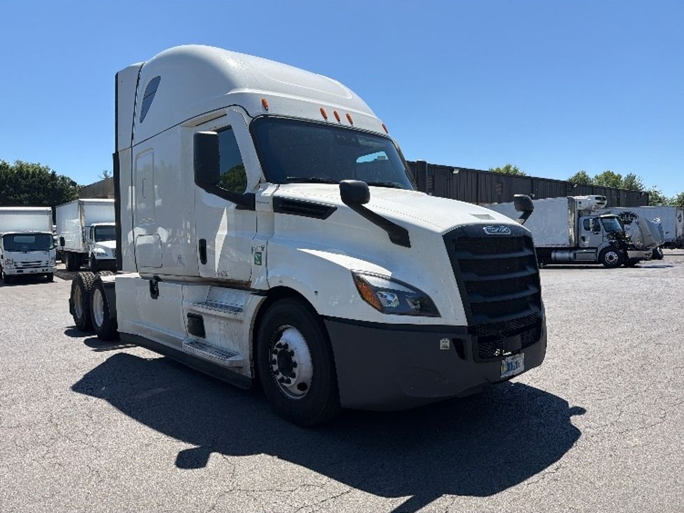 Sleeper Tractor-Heavy Duty Tractors-Freightliner-2022-T12664ST-Capitol Heights-MD-309,161\n\t\tmiles-$ 85,000 - Image 1