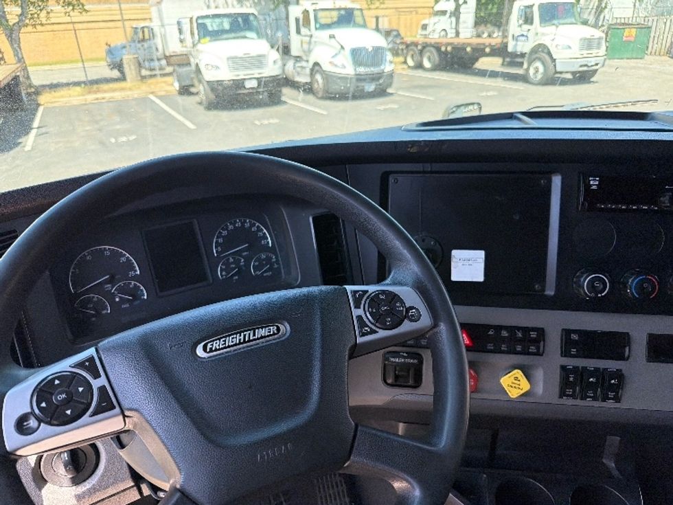 Sleeper Tractor-Heavy Duty Tractors-Freightliner-2022-T12664ST-Capitol Heights-MD-309,161\n\t\tmiles-$ 85,000 - Image 11