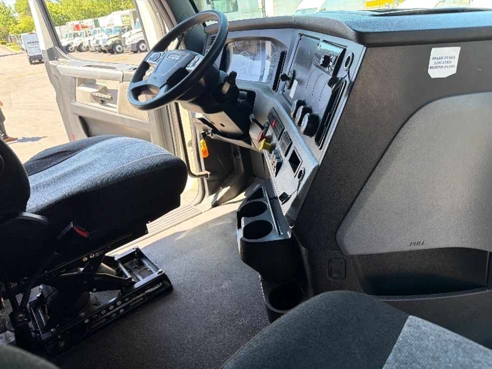 Sleeper Tractor-Heavy Duty Tractors-Freightliner-2022-T12664ST-Capitol Heights-MD-309,161\n\t\tmiles-$ 85,000 - Image 15
