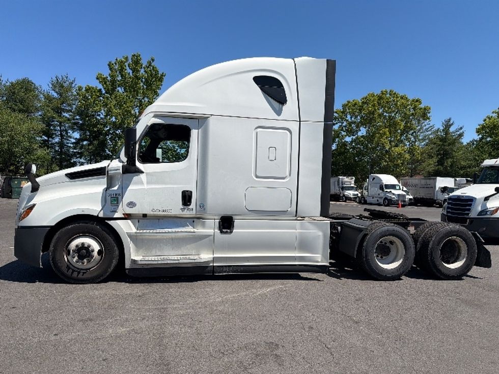 Sleeper Tractor-Heavy Duty Tractors-Freightliner-2022-T12664ST-Capitol Heights-MD-309,161\n\t\tmiles-$ 85,000 - Image 4