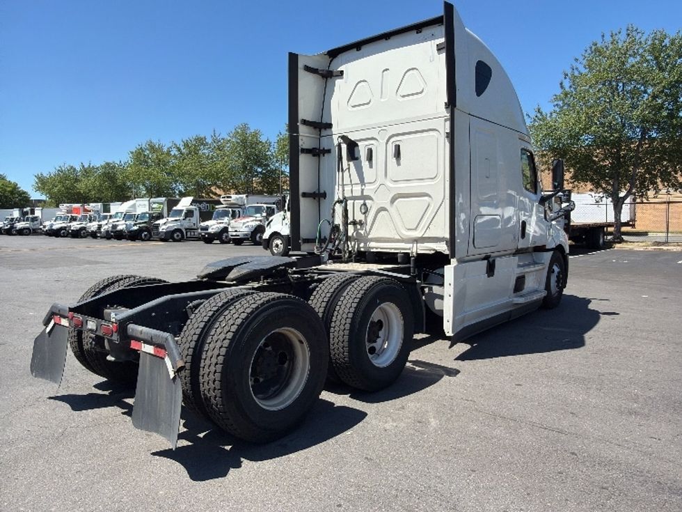 Sleeper Tractor-Heavy Duty Tractors-Freightliner-2022-T12664ST-Capitol Heights-MD-309,161\n\t\tmiles-$ 85,000 - Image 7