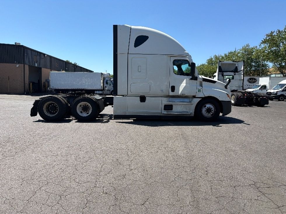 Sleeper Tractor-Heavy Duty Tractors-Freightliner-2022-T12664ST-Capitol Heights-MD-309,161\n\t\tmiles-$ 85,000 - Image 8