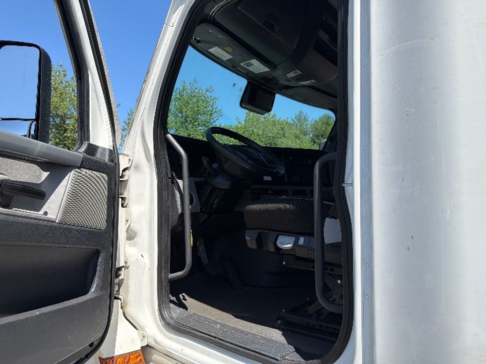 Sleeper Tractor-Heavy Duty Tractors-Freightliner-2022-T12664ST-Capitol Heights-MD-309,161\n\t\tmiles-$ 85,000 - Image 9