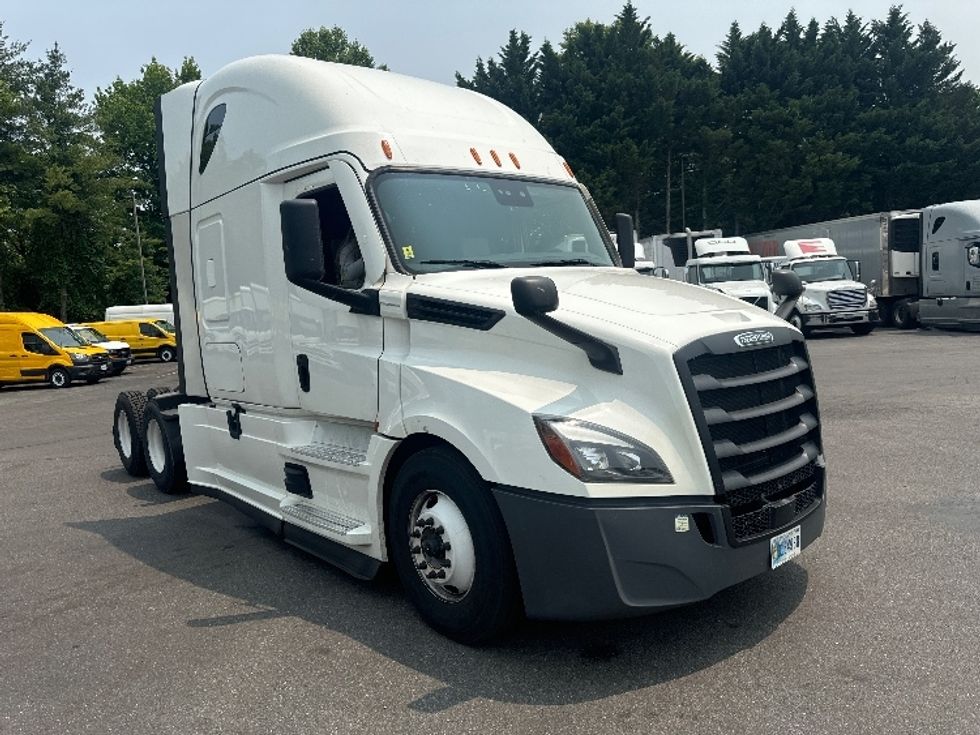 Sleeper Tractor-Heavy Duty Tractors-Freightliner-2022-T12664ST-Capitol Heights-MD-489,114\n\t\tmiles-$ 72,750 - Image 1