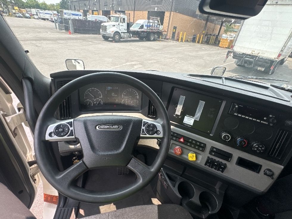 Sleeper Tractor-Heavy Duty Tractors-Freightliner-2022-T12664ST-Capitol Heights-MD-489,114\n\t\tmiles-$ 72,750 - Image 10
