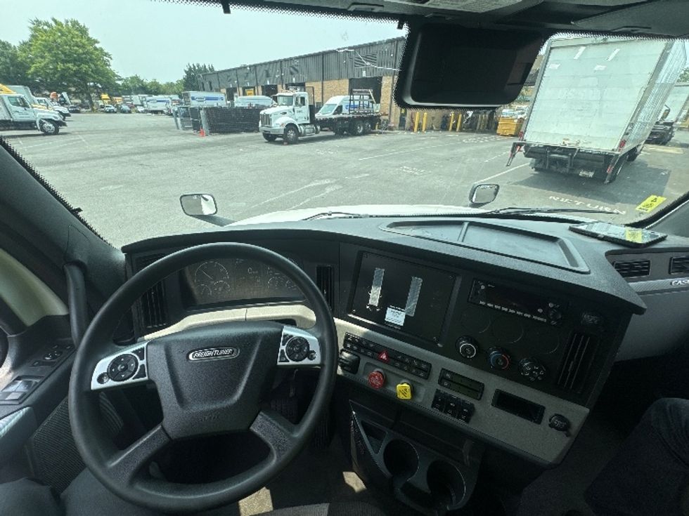 Sleeper Tractor-Heavy Duty Tractors-Freightliner-2022-T12664ST-Capitol Heights-MD-489,114\n\t\tmiles-$ 72,750 - Image 11