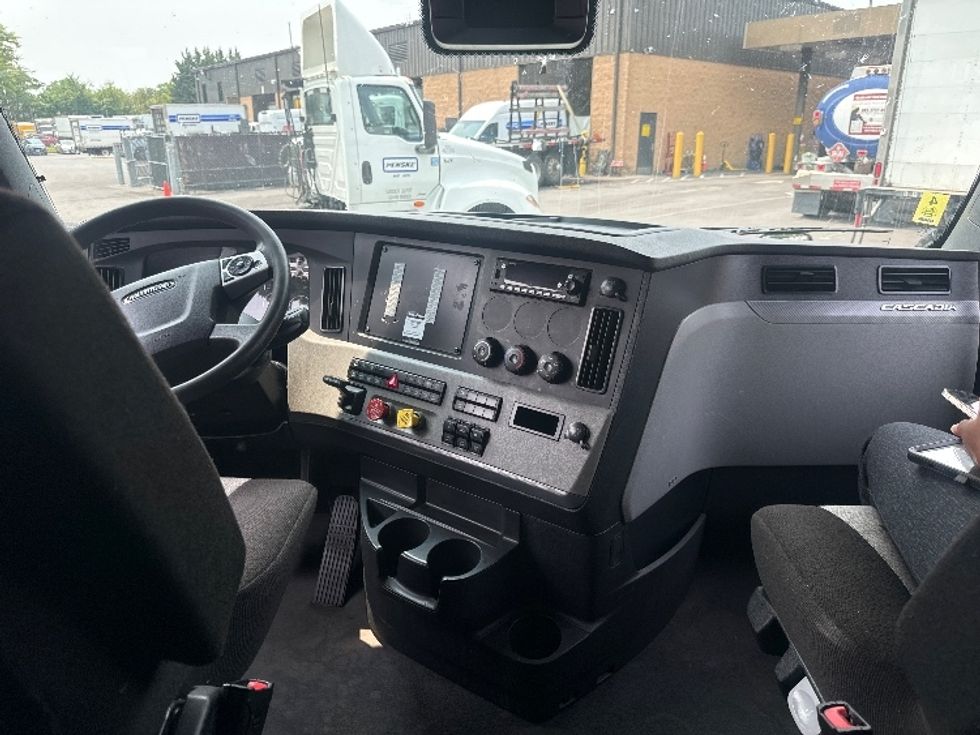 Sleeper Tractor-Heavy Duty Tractors-Freightliner-2022-T12664ST-Capitol Heights-MD-489,114\n\t\tmiles-$ 72,750 - Image 12