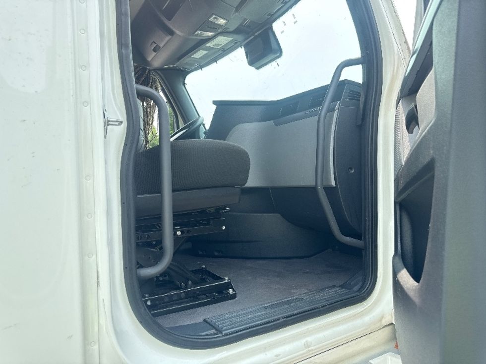 Sleeper Tractor-Heavy Duty Tractors-Freightliner-2022-T12664ST-Capitol Heights-MD-489,114\n\t\tmiles-$ 72,750 - Image 13