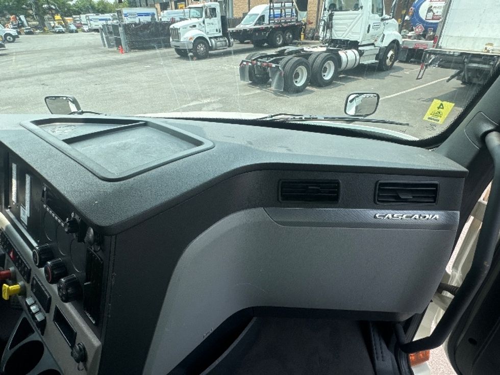 Sleeper Tractor-Heavy Duty Tractors-Freightliner-2022-T12664ST-Capitol Heights-MD-489,114\n\t\tmiles-$ 72,750 - Image 14