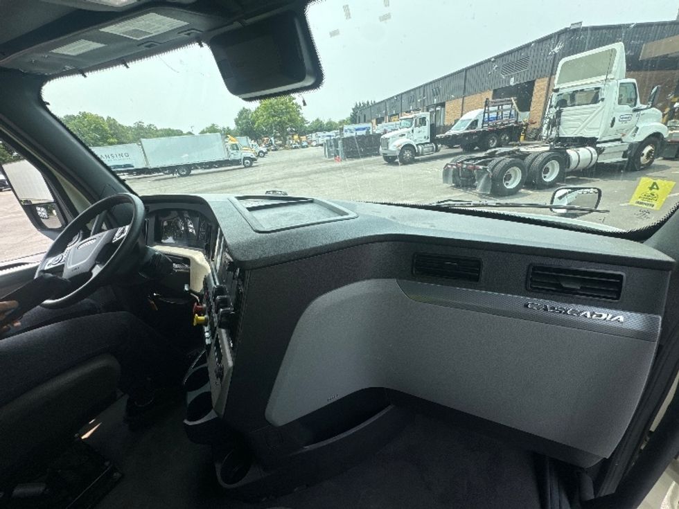 Sleeper Tractor-Heavy Duty Tractors-Freightliner-2022-T12664ST-Capitol Heights-MD-489,114\n\t\tmiles-$ 72,750 - Image 15