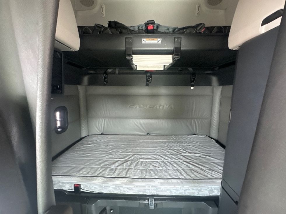 Sleeper Tractor-Heavy Duty Tractors-Freightliner-2022-T12664ST-Capitol Heights-MD-489,114\n\t\tmiles-$ 72,750 - Image 16