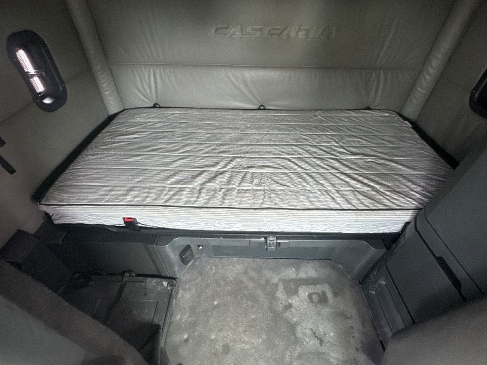 Sleeper Tractor-Heavy Duty Tractors-Freightliner-2022-T12664ST-Capitol Heights-MD-489,114\n\t\tmiles-$ 72,750 - Image 17