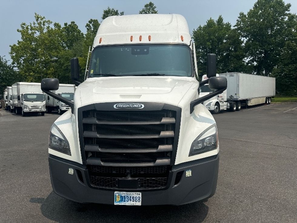 Sleeper Tractor-Heavy Duty Tractors-Freightliner-2022-T12664ST-Capitol Heights-MD-489,114\n\t\tmiles-$ 72,750 - Image 2