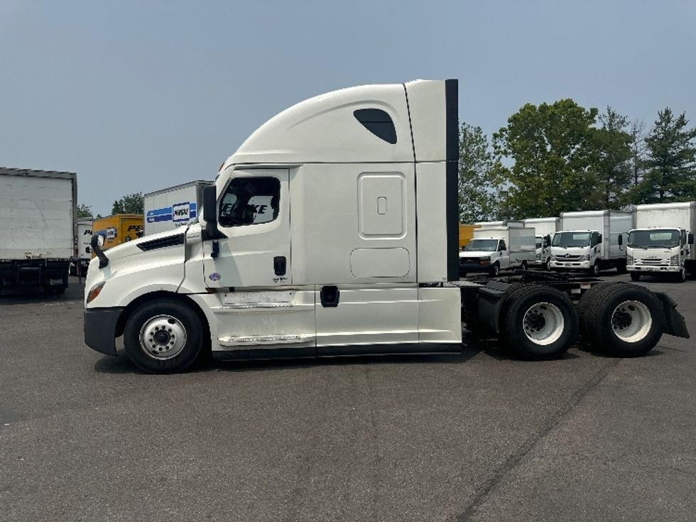 Sleeper Tractor-Heavy Duty Tractors-Freightliner-2022-T12664ST-Capitol Heights-MD-489,114\n\t\tmiles-$ 72,750 - Image 4