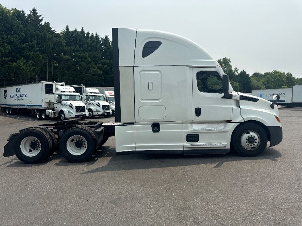 Sleeper Tractor-Heavy Duty Tractors-Freightliner-2022-T12664ST-Capitol Heights-MD-489,114\n\t\tmiles-$ 72,750 - Image 8