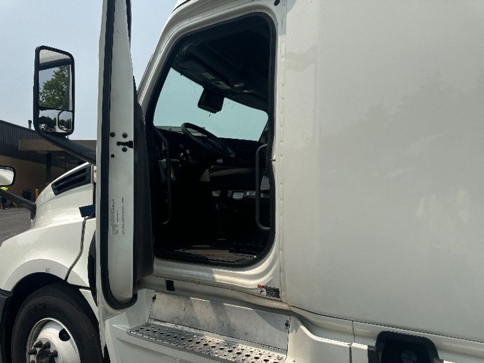 Sleeper Tractor-Heavy Duty Tractors-Freightliner-2022-T12664ST-Capitol Heights-MD-489,114\n\t\tmiles-$ 72,750 - Image 9