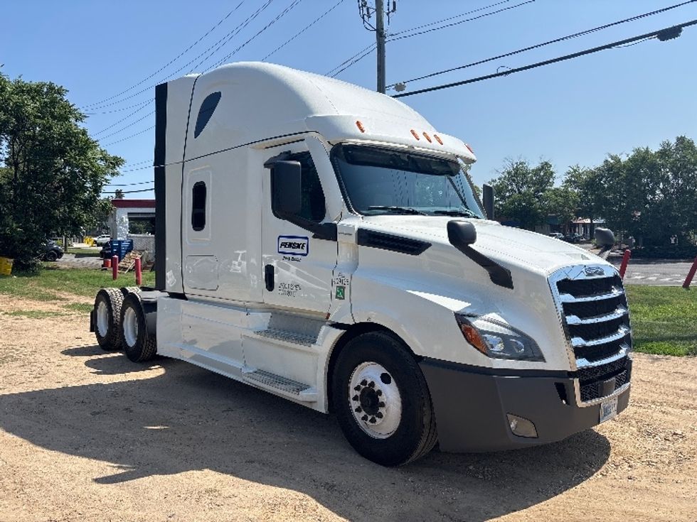 Sleeper Tractor-Heavy Duty Tractors-Freightliner-2022-T12664ST-Capitol Heights-MD-540,969\n\t\tmiles-$ 72,250 - Image 1