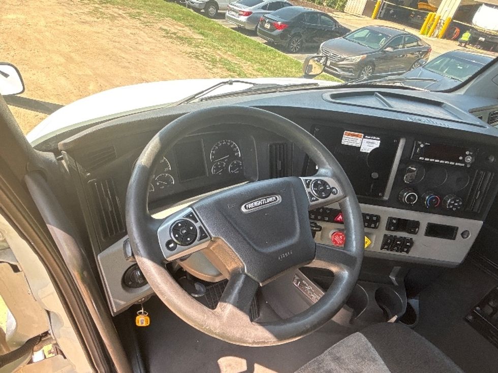 Sleeper Tractor-Heavy Duty Tractors-Freightliner-2022-T12664ST-Capitol Heights-MD-540,969\n\t\tmiles-$ 72,250 - Image 10