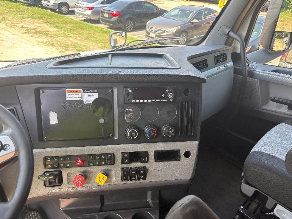 Sleeper Tractor-Heavy Duty Tractors-Freightliner-2022-T12664ST-Capitol Heights-MD-540,969\n\t\tmiles-$ 72,250 - Image 11