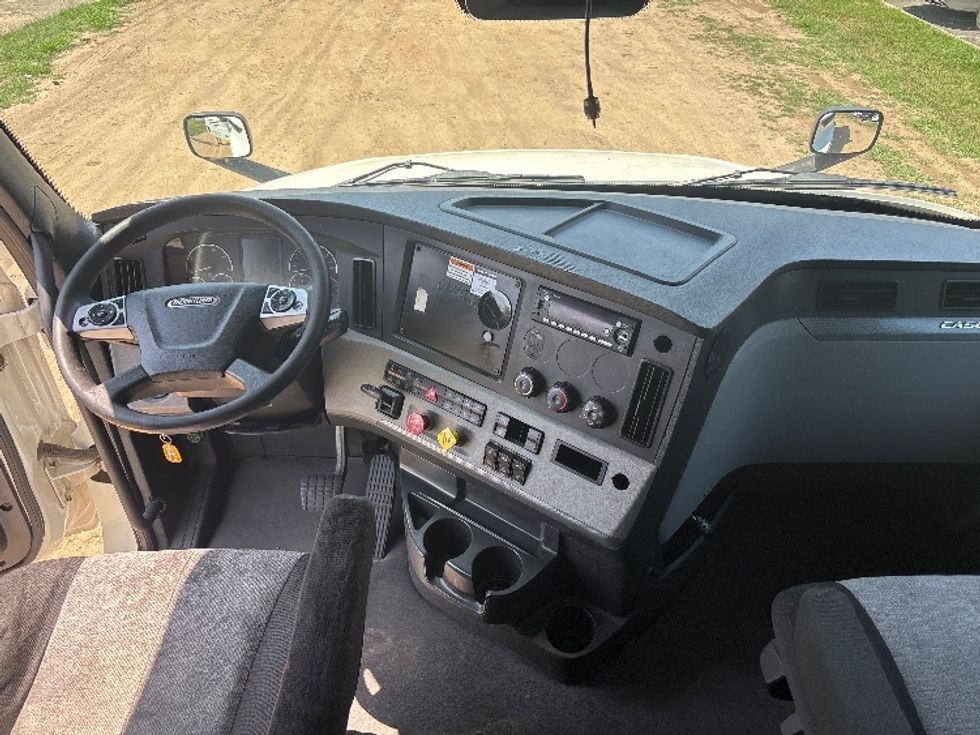 Sleeper Tractor-Heavy Duty Tractors-Freightliner-2022-T12664ST-Capitol Heights-MD-540,969\n\t\tmiles-$ 72,250 - Image 12