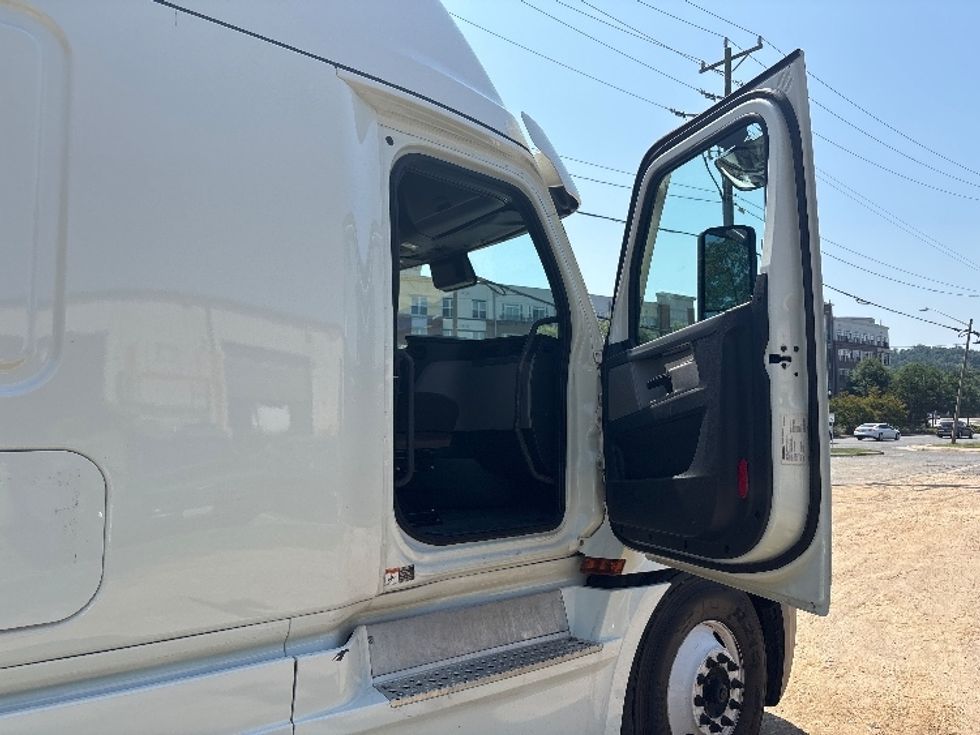 Sleeper Tractor-Heavy Duty Tractors-Freightliner-2022-T12664ST-Capitol Heights-MD-540,969\n\t\tmiles-$ 72,250 - Image 13