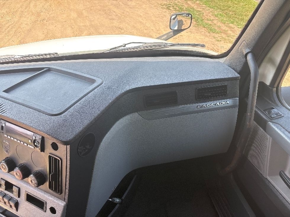 Sleeper Tractor-Heavy Duty Tractors-Freightliner-2022-T12664ST-Capitol Heights-MD-540,969\n\t\tmiles-$ 72,250 - Image 14