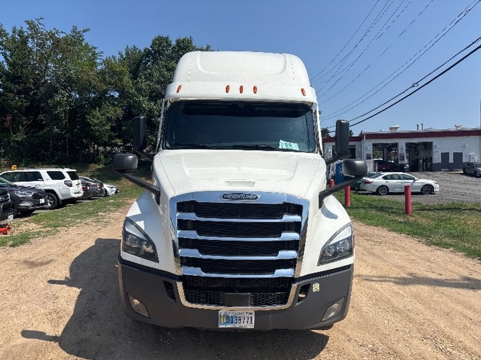 Sleeper Tractor-Heavy Duty Tractors-Freightliner-2022-T12664ST-Capitol Heights-MD-540,969\n\t\tmiles-$ 72,250 - Image 2
