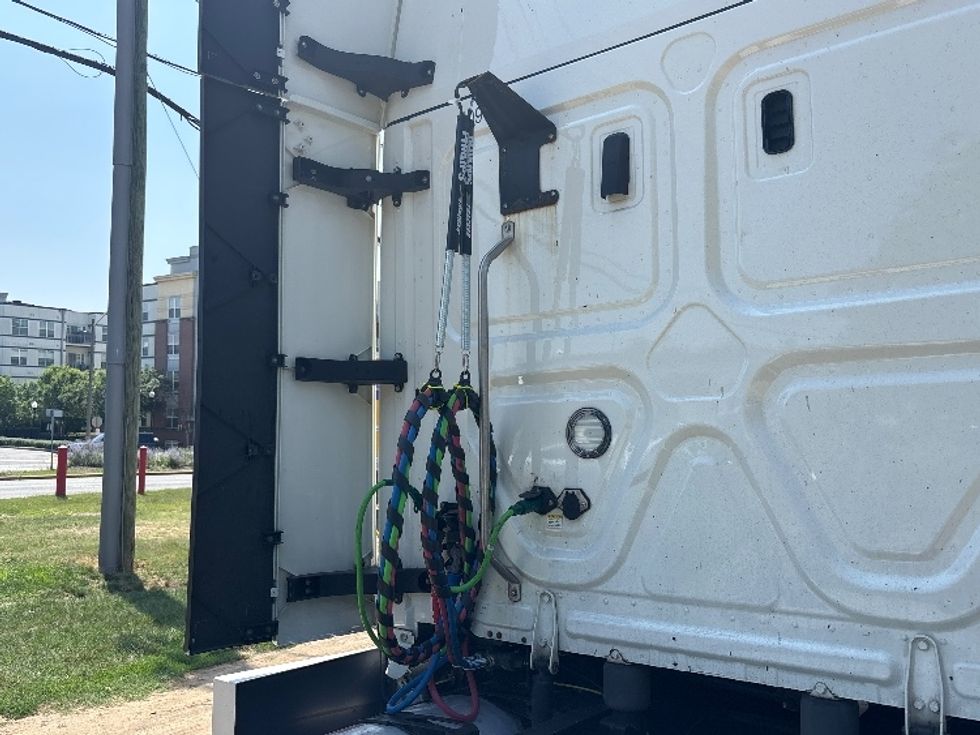 Sleeper Tractor-Heavy Duty Tractors-Freightliner-2022-T12664ST-Capitol Heights-MD-540,969\n\t\tmiles-$ 72,250 - Image 23