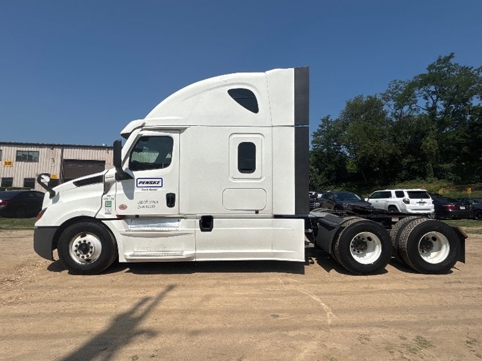 Sleeper Tractor-Heavy Duty Tractors-Freightliner-2022-T12664ST-Capitol Heights-MD-540,969\n\t\tmiles-$ 72,250 - Image 4