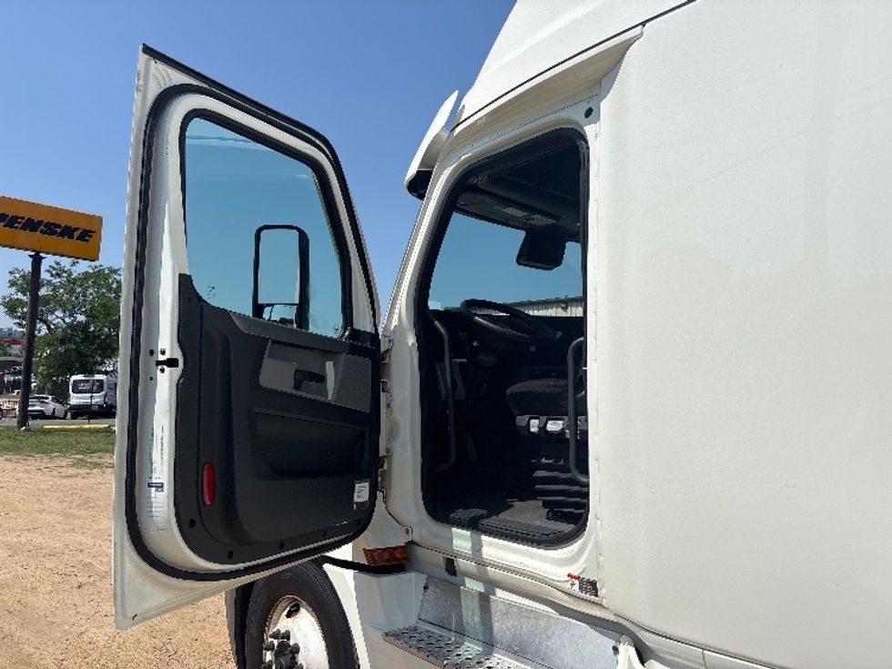 Sleeper Tractor-Heavy Duty Tractors-Freightliner-2022-T12664ST-Capitol Heights-MD-540,969\n\t\tmiles-$ 72,250 - Image 9