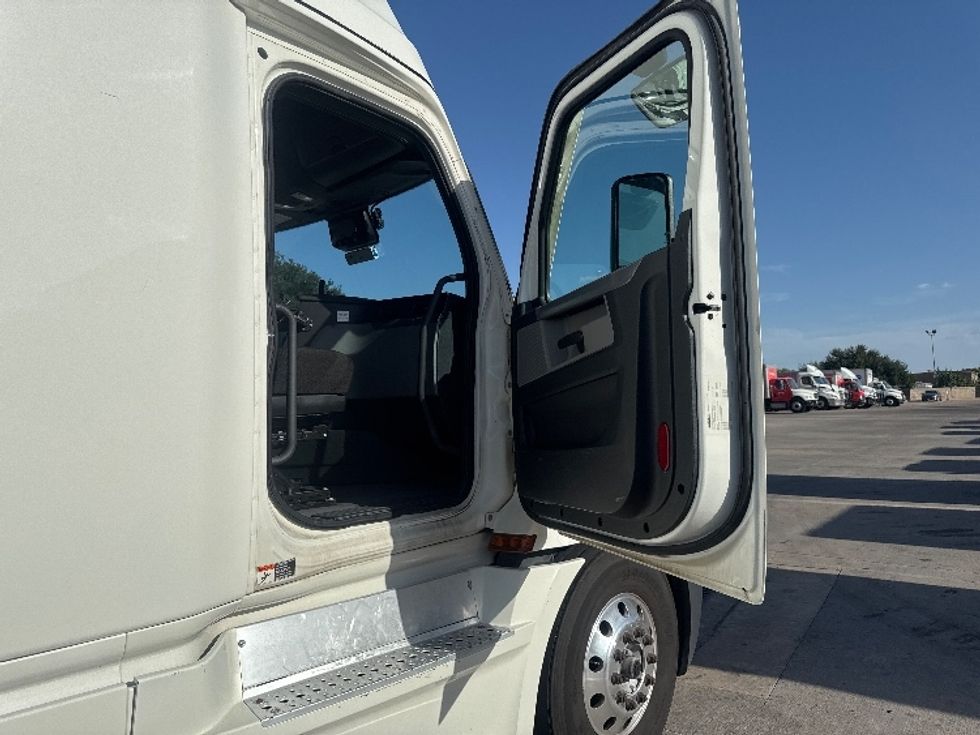 Sleeper Tractor-Heavy Duty Tractors-Freightliner-2022-T12664ST-Carrollton-TX-359,990\n\t\tmiles-$ 93,750 - Image 13