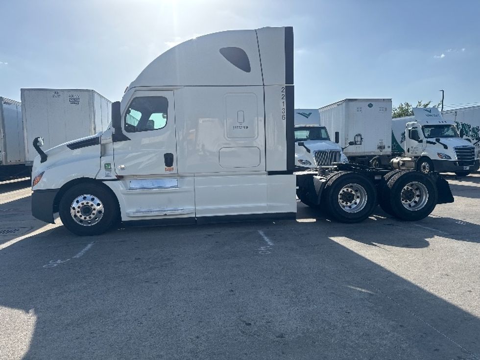 Sleeper Tractor-Heavy Duty Tractors-Freightliner-2022-T12664ST-Carrollton-TX-359,990\n\t\tmiles-$ 93,750 - Image 4