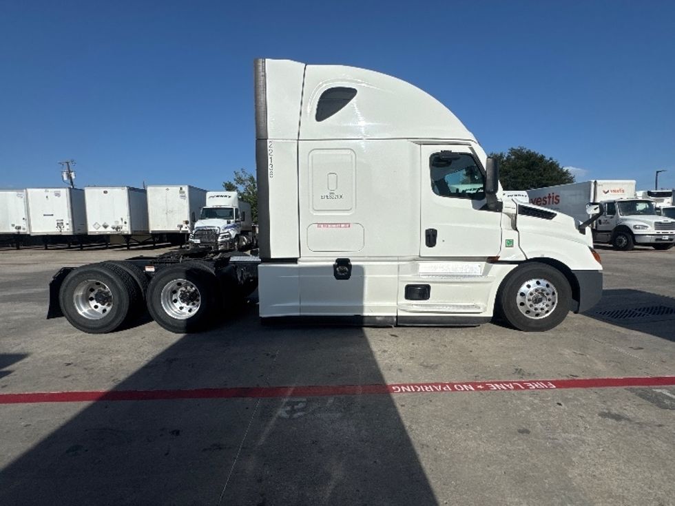 Sleeper Tractor-Heavy Duty Tractors-Freightliner-2022-T12664ST-Carrollton-TX-359,990\n\t\tmiles-$ 93,750 - Image 8