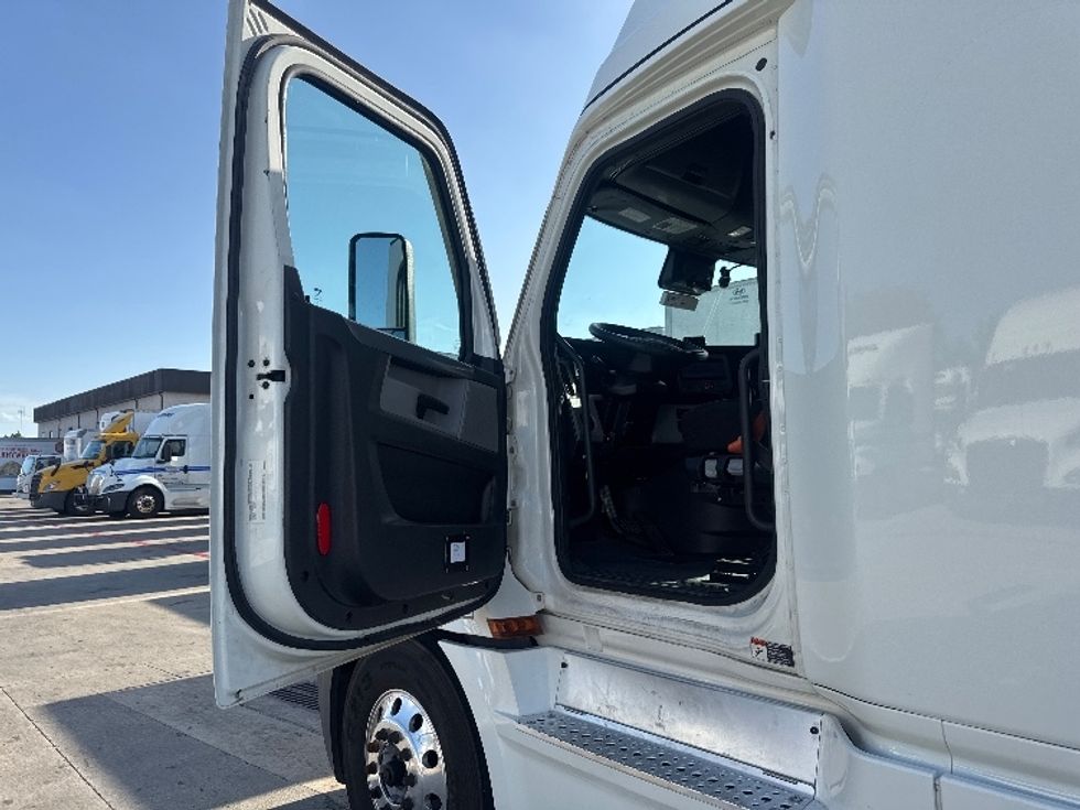 Sleeper Tractor-Heavy Duty Tractors-Freightliner-2022-T12664ST-Carrollton-TX-359,990\n\t\tmiles-$ 93,750 - Image 9