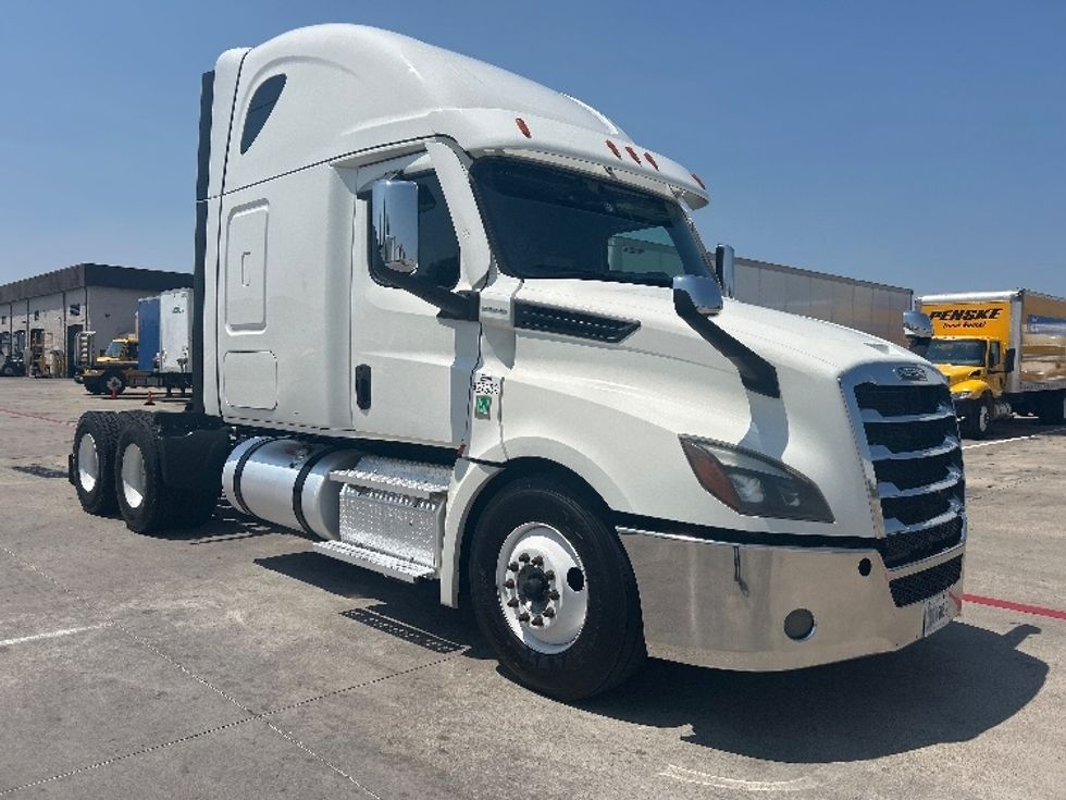 Sleeper Tractor-Heavy Duty Tractors-Freightliner-2022-T12664ST-Carrollton-TX-592,665\n\t\tmiles-$ 64,250 - Image 1