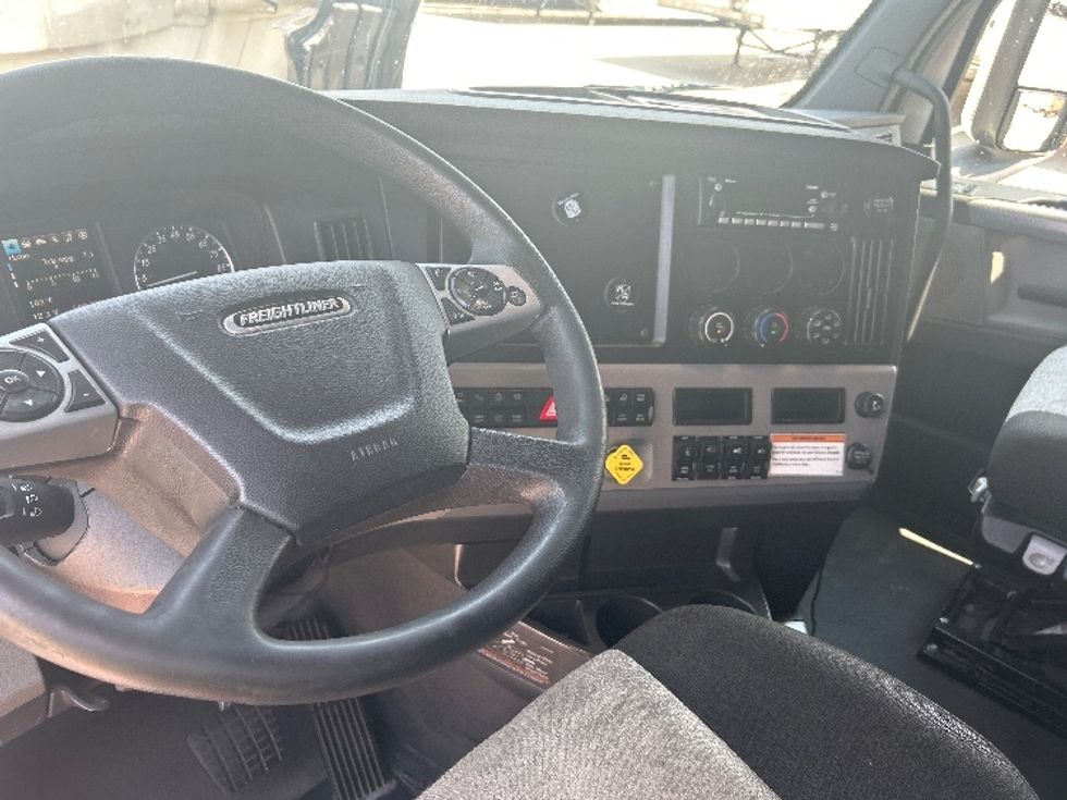 Sleeper Tractor-Heavy Duty Tractors-Freightliner-2022-T12664ST-Carrollton-TX-592,665\n\t\tmiles-$ 64,250 - Image 10