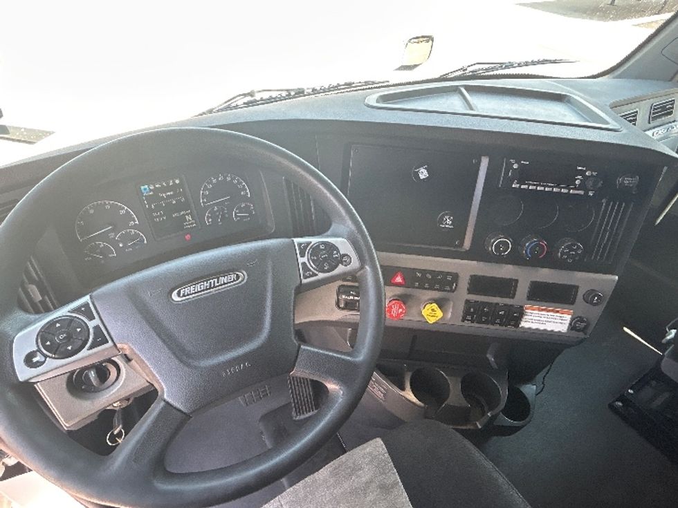 Sleeper Tractor-Heavy Duty Tractors-Freightliner-2022-T12664ST-Carrollton-TX-592,665\n\t\tmiles-$ 64,250 - Image 11