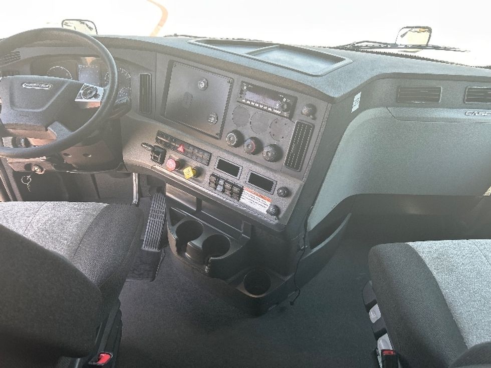 Sleeper Tractor-Heavy Duty Tractors-Freightliner-2022-T12664ST-Carrollton-TX-592,665\n\t\tmiles-$ 64,250 - Image 12