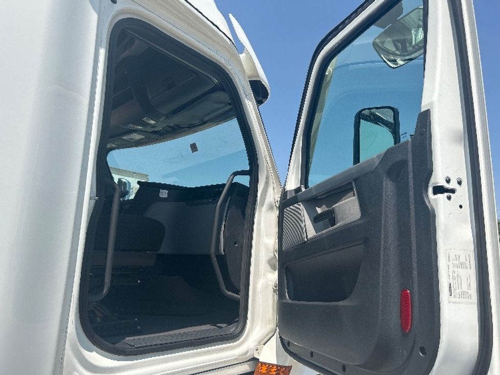 Sleeper Tractor-Heavy Duty Tractors-Freightliner-2022-T12664ST-Carrollton-TX-592,665\n\t\tmiles-$ 64,250 - Image 13