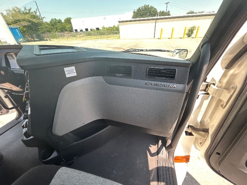 Sleeper Tractor-Heavy Duty Tractors-Freightliner-2022-T12664ST-Carrollton-TX-592,665\n\t\tmiles-$ 64,250 - Image 14