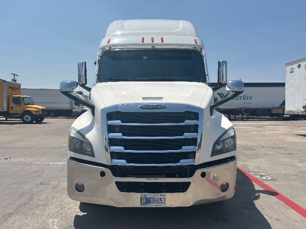 Sleeper Tractor-Heavy Duty Tractors-Freightliner-2022-T12664ST-Carrollton-TX-592,665\n\t\tmiles-$ 64,250 - Image 2