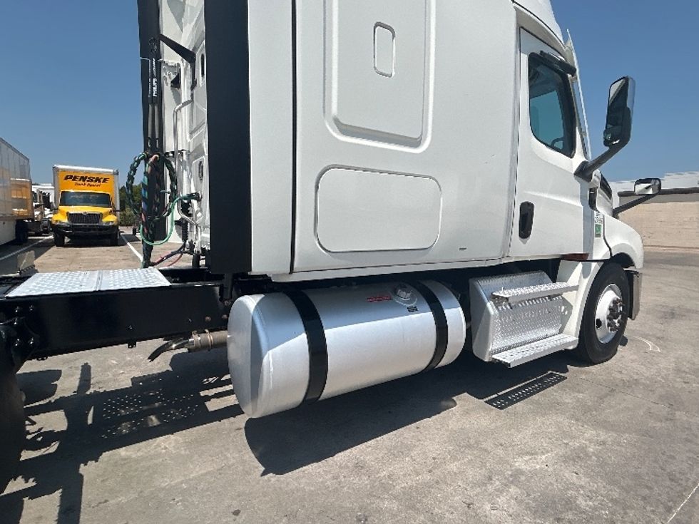 Sleeper Tractor-Heavy Duty Tractors-Freightliner-2022-T12664ST-Carrollton-TX-592,665\n\t\tmiles-$ 64,250 - Image 22