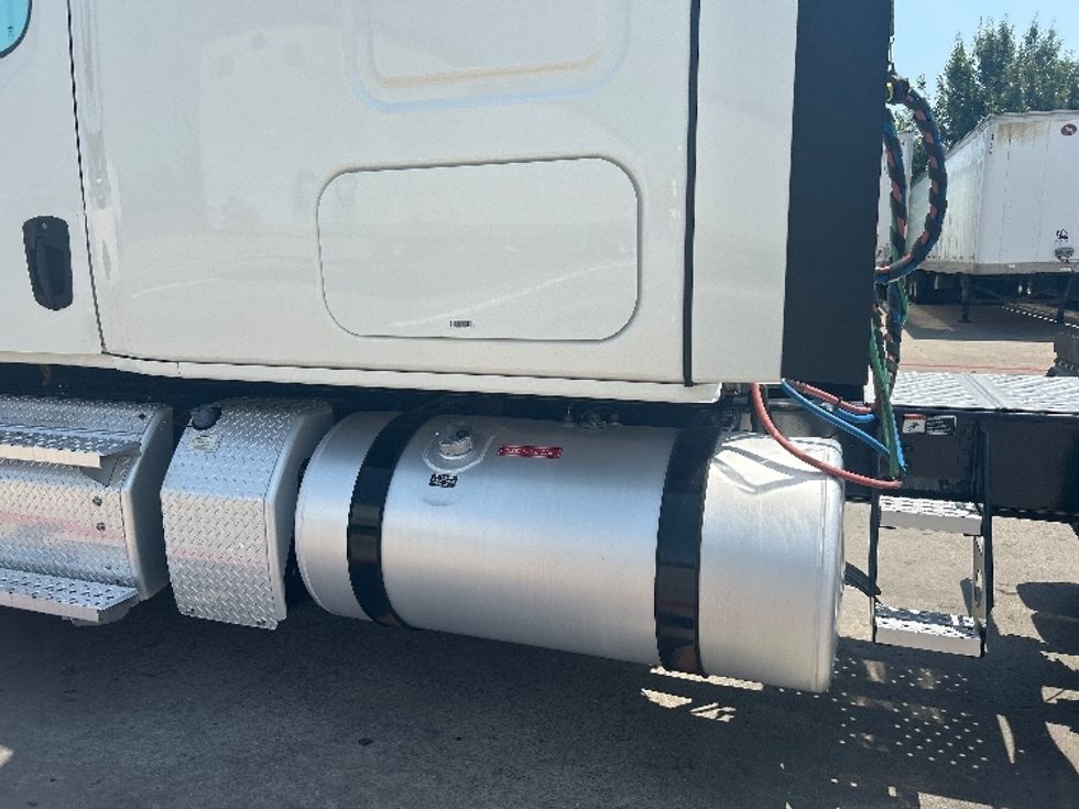 Sleeper Tractor-Heavy Duty Tractors-Freightliner-2022-T12664ST-Carrollton-TX-592,665\n\t\tmiles-$ 64,250 - Image 23