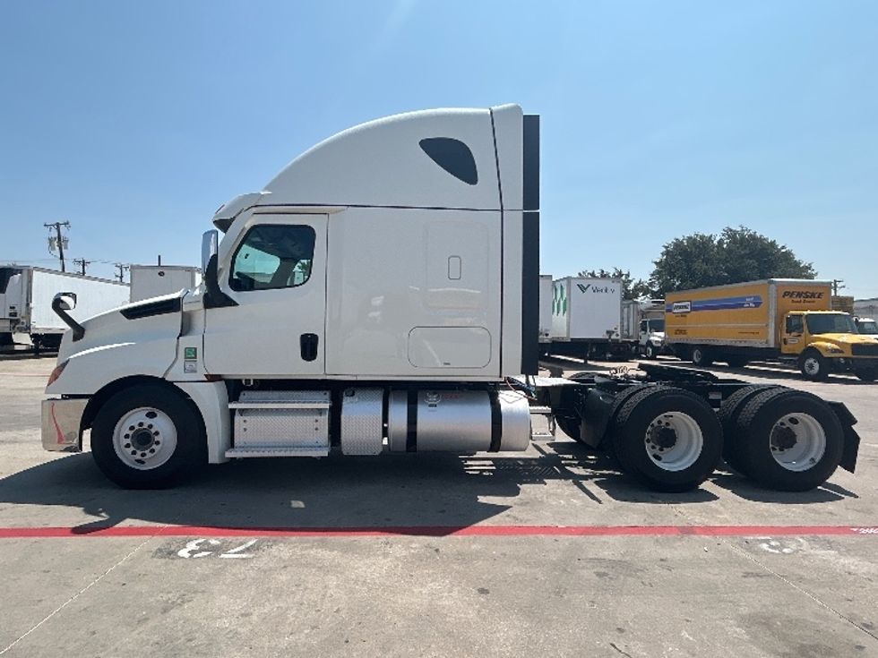 Sleeper Tractor-Heavy Duty Tractors-Freightliner-2022-T12664ST-Carrollton-TX-592,665\n\t\tmiles-$ 64,250 - Image 4